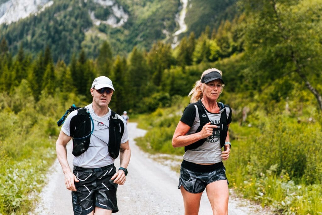 Participants run towards the Karwendelhaus