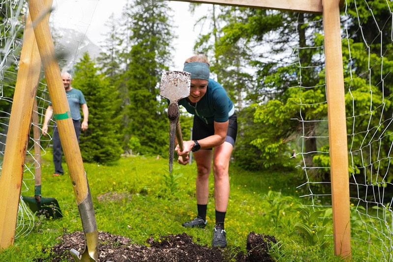 Gewinnerin pflanzt Baum